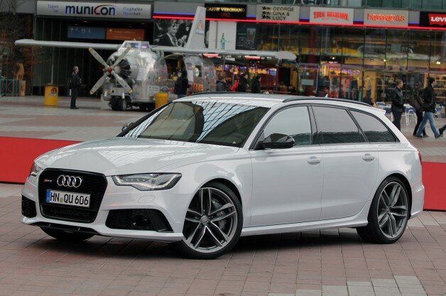 2013 Audi RS6 Avant front 3/4 view