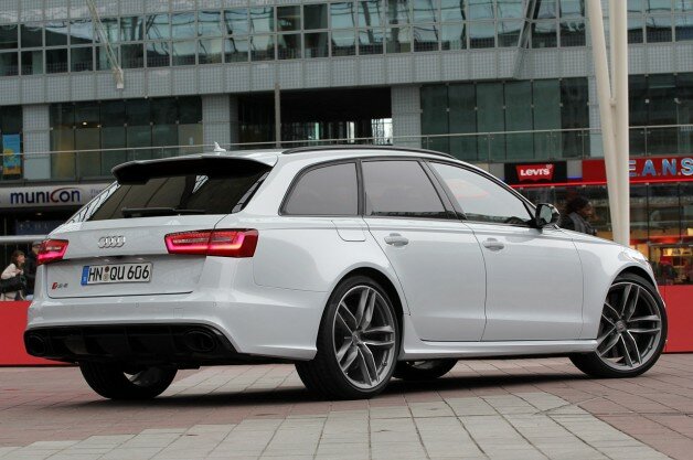 2013 Audi RS6 Avant rear 3/4 view